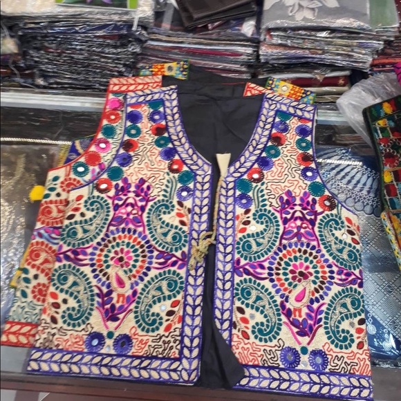 Vests - Picture 4 of 8